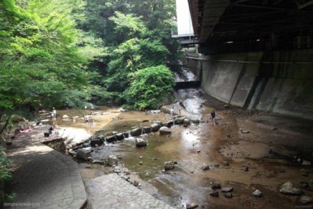 新神戸駅は、神戸市中央区加納町一丁目にある、JR西日本・神戸市営地下鉄の駅。