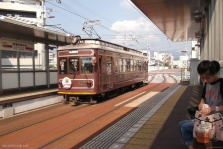 嵐電天神川駅は、京都府京都市右京区太秦下刑部町にある京福電気鉄道の駅。