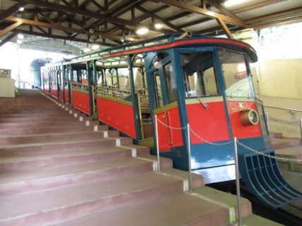 六甲ケーブル線は、兵庫県神戸市灘区にある六甲山観光のケーブルカー路線。