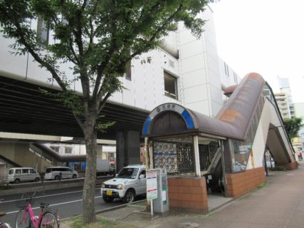 旦過駅は、福岡県北九州市小倉北区魚町四丁目にある、北九州モノレールの駅。