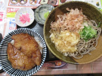 福井名物のソースかつ丼とおろしそばがセットですよって言われたので。