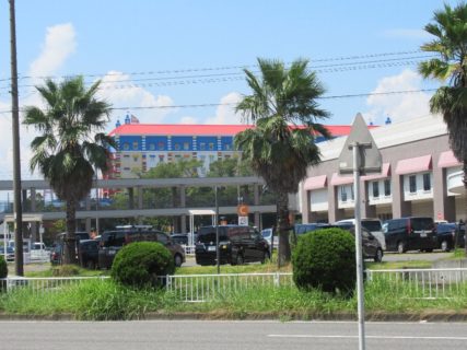 金城ふ頭駅は、愛知県名古屋市港区金城ふ頭3丁目にある、あおなみ線の駅。