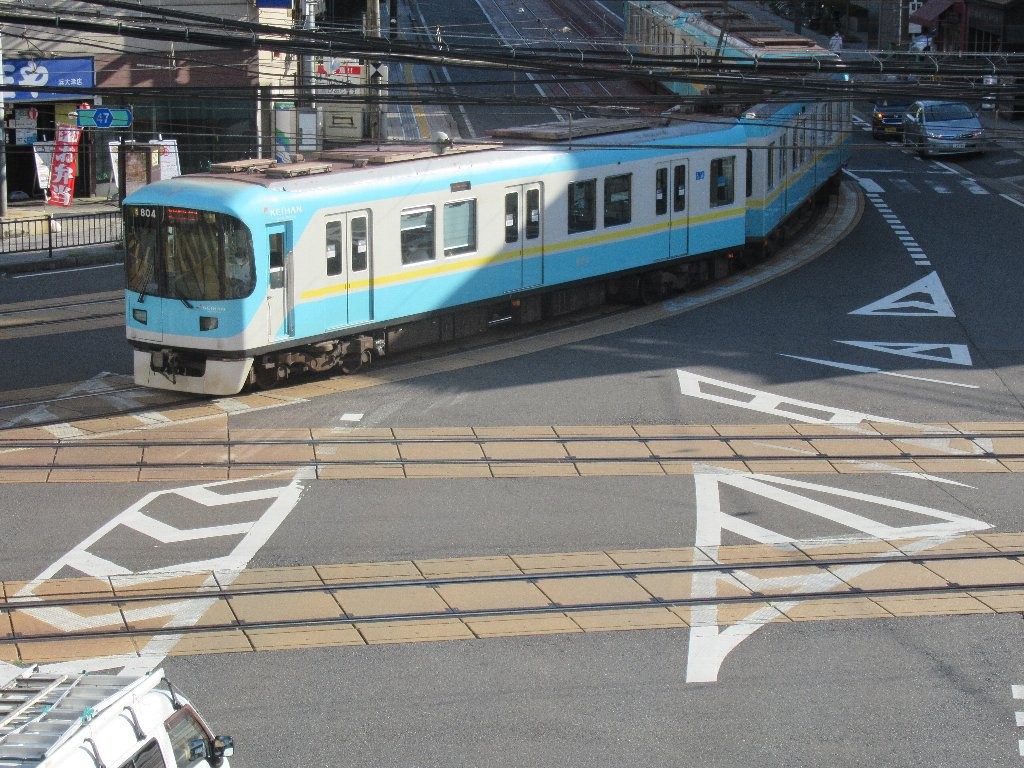 日本でココだけ、地下鉄車両が路面を走る光景。