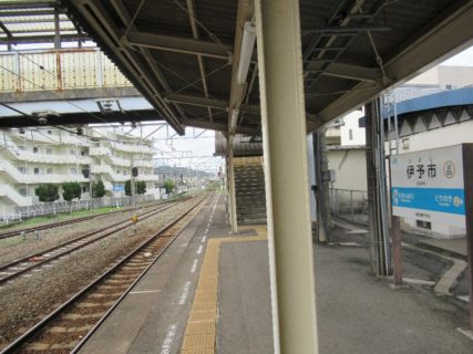 伊予市駅は、愛媛県伊予市米湊にあるJR四国予讃線の駅。