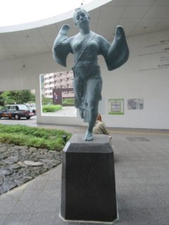 熊本駅前で、おてもやん像が出迎えてくれます。