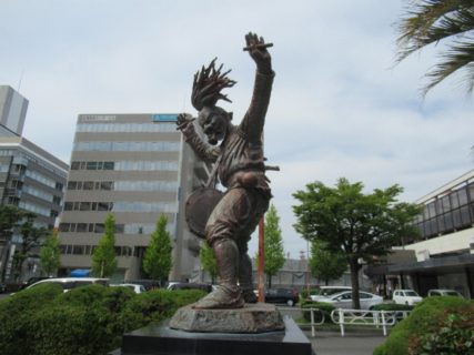 佐賀駅前に面浮立(めんぶりゅう)立像がございました。