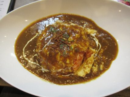 カレーとオムライスが一度に、カレーオムライス。