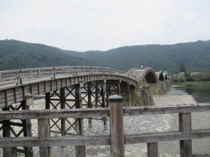 錦帯橋は、山口県岩国市の錦川に架橋された、木造のアーチ橋である。