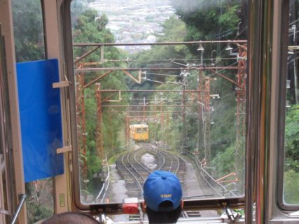 西信貴ケーブルは、信貴山口駅から高安山駅までを結ぶ近鉄のケーブルカー。