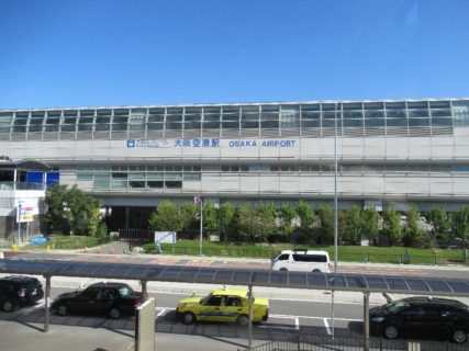 大阪空港駅は、大阪府豊中市蛍池西町にある大阪モノレールの駅。