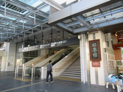 松本駅お城口(東口)前でございます。