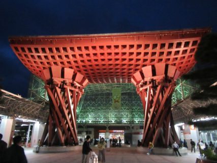 金沢駅は、石川県金沢市にある、JR西日本・IRいしかわ鉄道の駅。