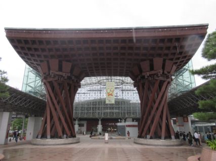 金沢駅兼六園口のおもてなしドーム＆鼓門。