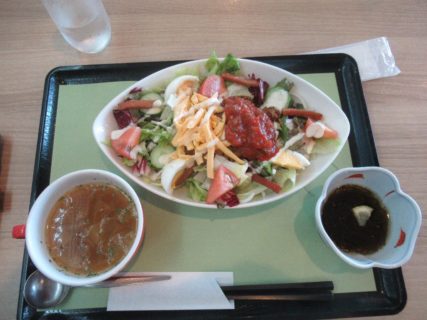 タコライスは、タコスの具材を米飯の上に乗せた沖縄県の料理。