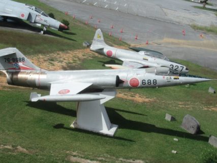 モノレールの車中から、戦闘機を見ることが出来るのです。