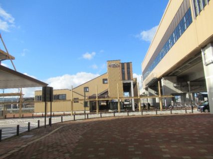 新高岡駅は、富山県高岡市下黒田にある、JR西日本の駅。