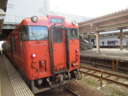 高岡駅から氷見線列車に乗り換えて移動です。