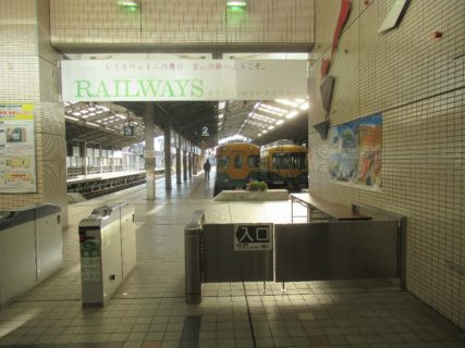 電鉄富山駅は、富山駅正面口前広場に面している富山地方鉄道本線の駅。