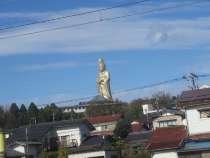 加賀温泉駅付近から見える、廃墟好きに人気の加賀大観音。