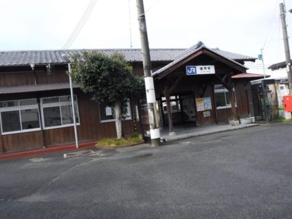 御所駅は、奈良県御所市JR御所駅前通りにある、JR西日本和歌山線の駅。