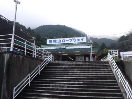 葛城山ロープウエイは、奈良県御所市にある近鉄の索道線。