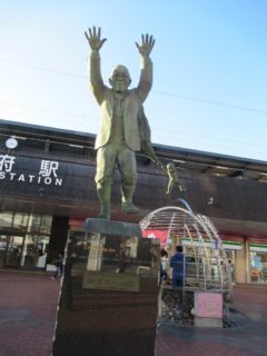 別府駅前にある、油屋熊八の像。
