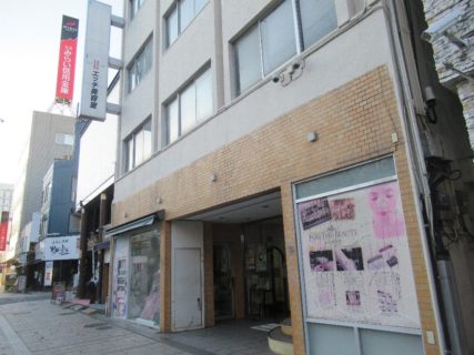 エッチビルのエッチ美容室だってさ。