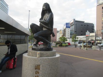 大分駅前中央通り交差点の少女像。