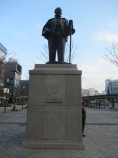 大分駅前ロータリーの大友宗麟像。