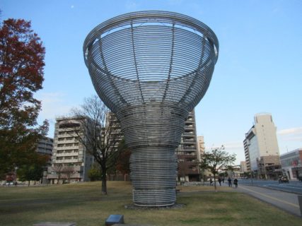 大分いこいの道の百年の樹と上野の森口広場の噴水。