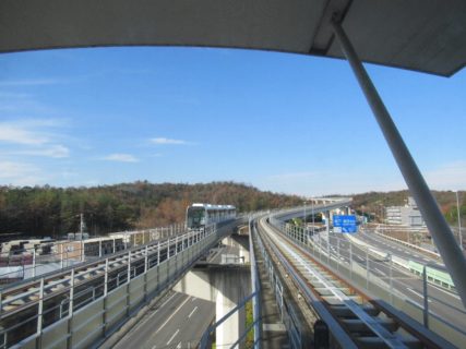 リニモは、藤が丘駅から八草駅までを結ぶ磁気浮上式鉄道路線。