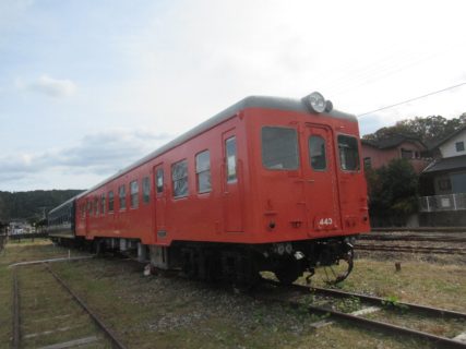 天竜二俣駅西広場前に保存されているキハ20形とナハネ20系。