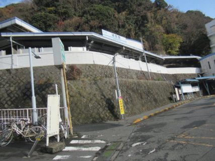 浦賀駅は、神奈川県横須賀市浦賀一丁目にある京浜急行電鉄の駅。