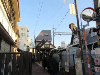 江ノ島駅は、神奈川県藤沢市片瀬海岸一丁目にある江ノ島電鉄の駅。