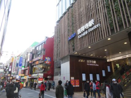 井の頭線は、渋谷駅と吉祥寺駅を結ぶ京王電鉄の鉄道路線。
