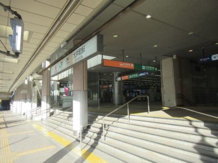 りんかい線は、東京都江東区の新木場駅と品川区の大崎駅を結ぶ。