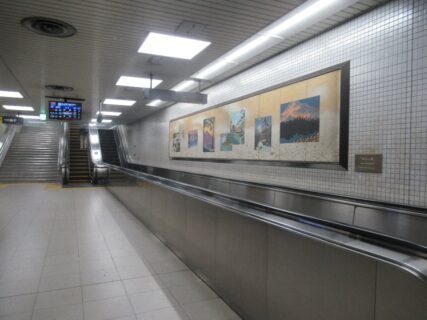 出町柳駅の連絡通路のエスカレーターが面白いので。