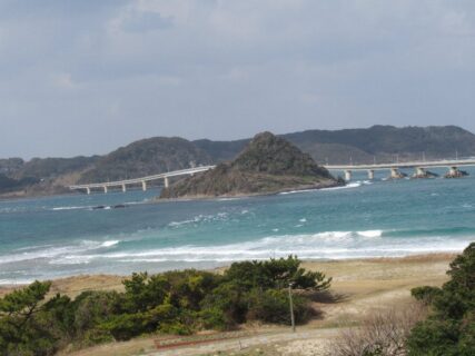 角島大橋は、山口県下関市豊北町の海士ヶ瀬戸に架かる橋。