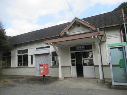 特牛駅は、山口県下関市豊北町大字神田字大場ヶ迫にある、JR西日本の駅。