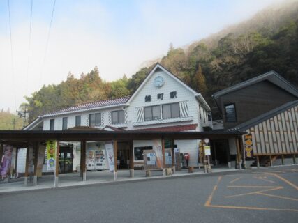 錦町駅は、山口県岩国市錦町広瀬にある錦川鉄道錦川清流線の駅。