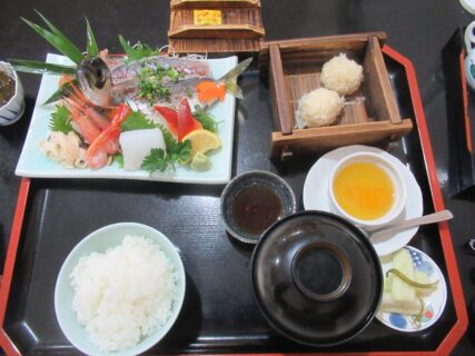 呼子のお食事処かもめ亭で、お刺身膳でした。