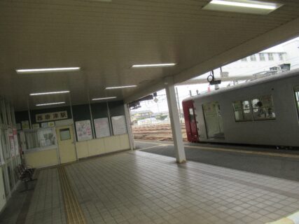 西唐津駅は、佐賀県唐津市二タ子二丁目にある、JR九州唐津線の駅。