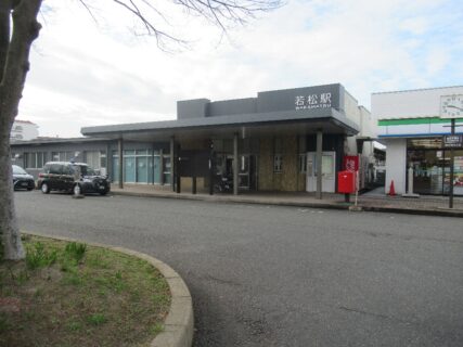 若松駅は、北九州市若松区白山一丁目にある、JR九州筑豊本線の駅。