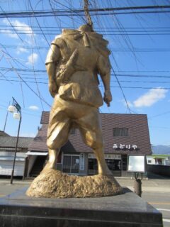 パッと見イケメン風の顔デカ超短足を探せ、とな？で、池田精肉店。