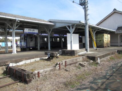 伊賀上野駅は、三重県伊賀市三田に所在する、JR西日本・伊賀鉄道の駅。