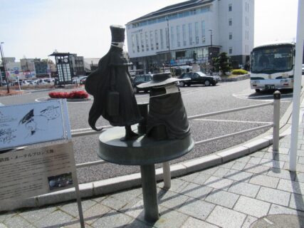 上野市駅前の、メーテル＆鉄郎像と芭蕉翁の像です。