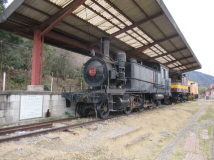 三岐線の終点、西藤原駅の保存車両とミニトレイン。