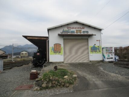 貨物鉄道博物館は、三重県いなべ市の丹生川駅に隣接する鉄道保存展示施設。