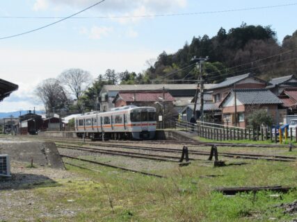 美濃赤坂駅は、岐阜県大垣市赤坂町にある、JR東海・JR貨物・西濃鉄道の駅。