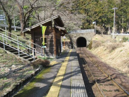 日当駅は、岐阜県本巣市日当にある樽見鉄道樽見線の駅。